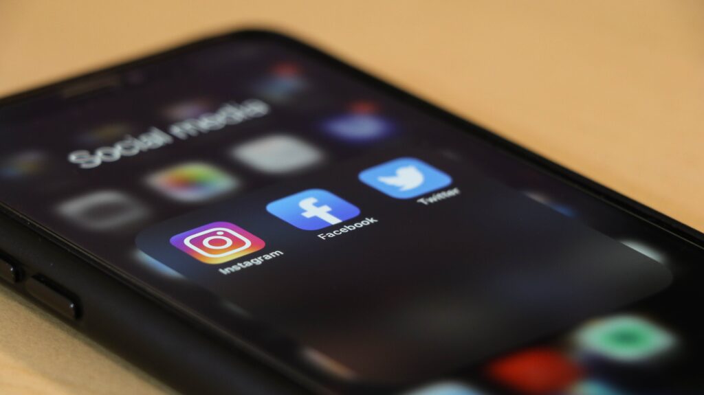 Sosial media: Instagram, Facebook, dan Twitter