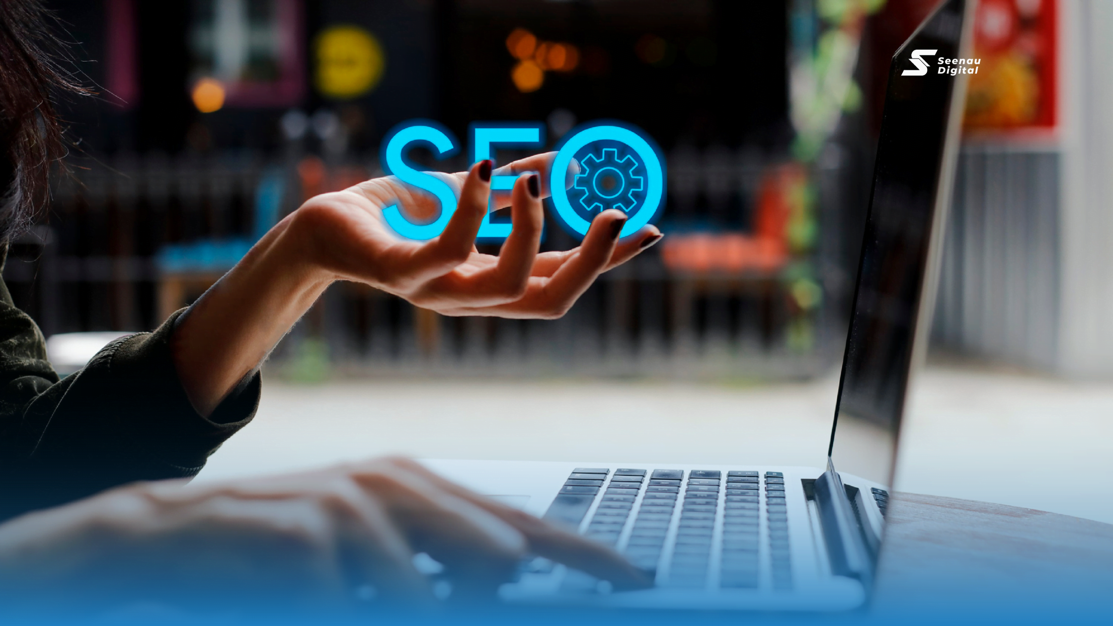 Orang Memegang Tulisan SEO