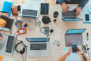 Tim digital agency terbaik sedang bekerja sama menganalisis strategi pemasaran di meja kerja
